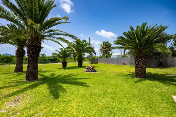 1051 Pompano Drive, Crystal Beach, TX 77617