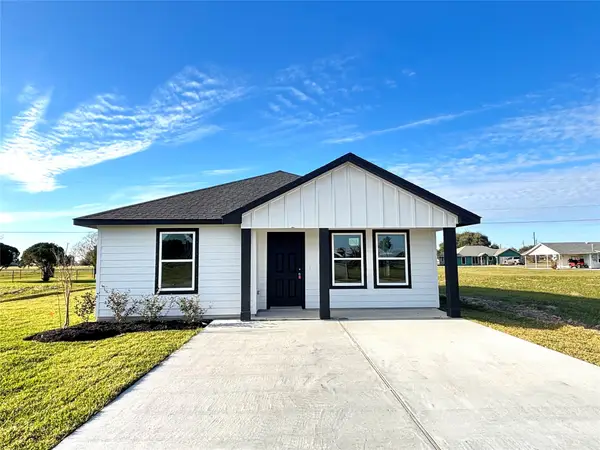 688 Swallow Dr, Palacios, TX 77465