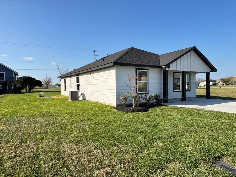 688 Swallow Dr, Palacios, TX 77465 - Image #2