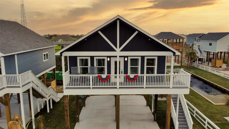 1044 Sunset Circle W, Crystal Beach, TX 77650 - Image #2