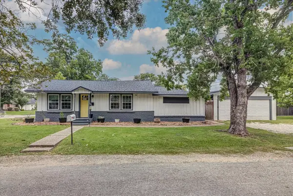 302 E Kay Street, Dayton, TX 77535