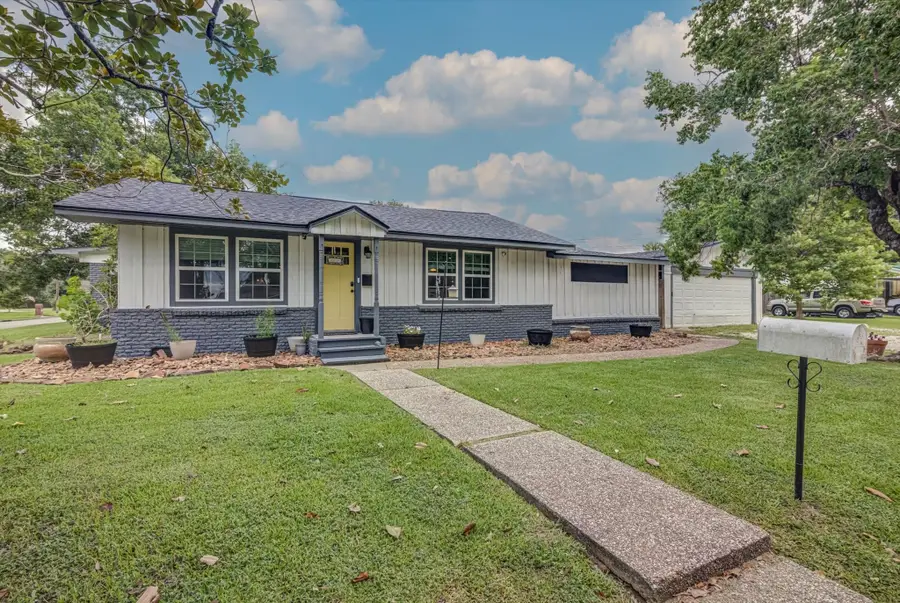 302 E Kay Street, Dayton, TX 77535 - #2