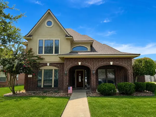 1113 Enchanted Oaks Drive, Angleton, TX 77515