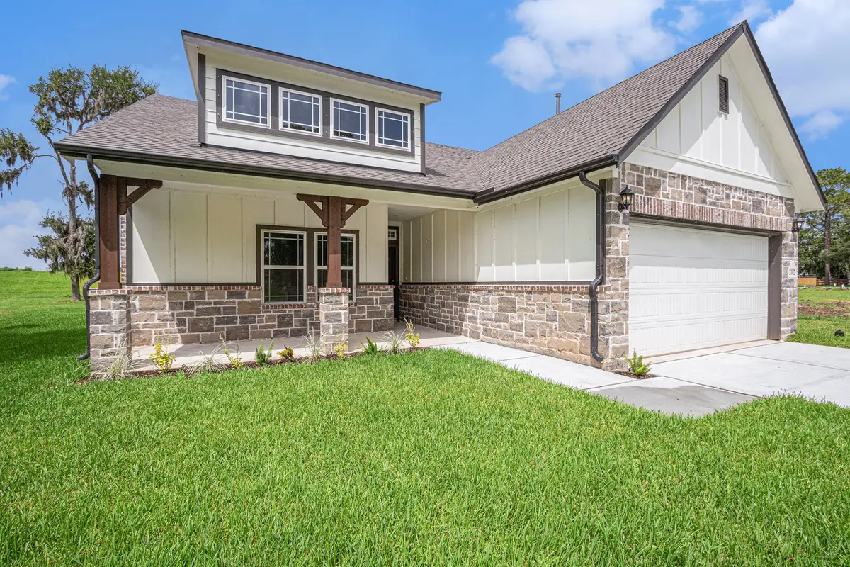 2102 Twin Lakes Boulevard, West Columbia, TX 77486 - Image #1