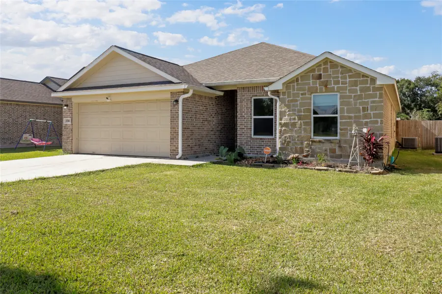 1714 Avenue J, Danbury, TX 77534 - Image #2