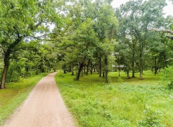 202 Jones Road, Angleton, TX 77515