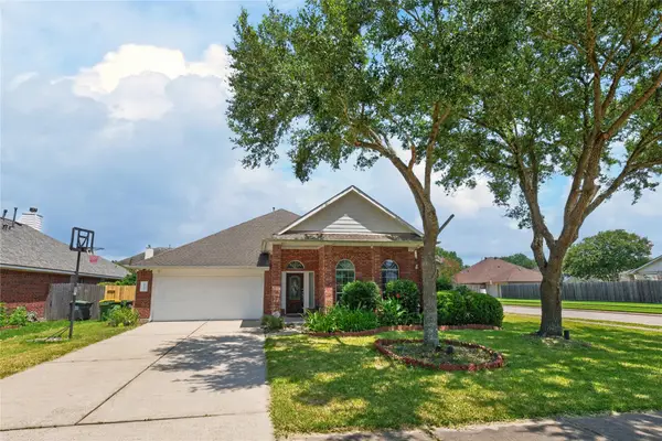 10101 Hidden Falls Drive, Pearland, TX 77584