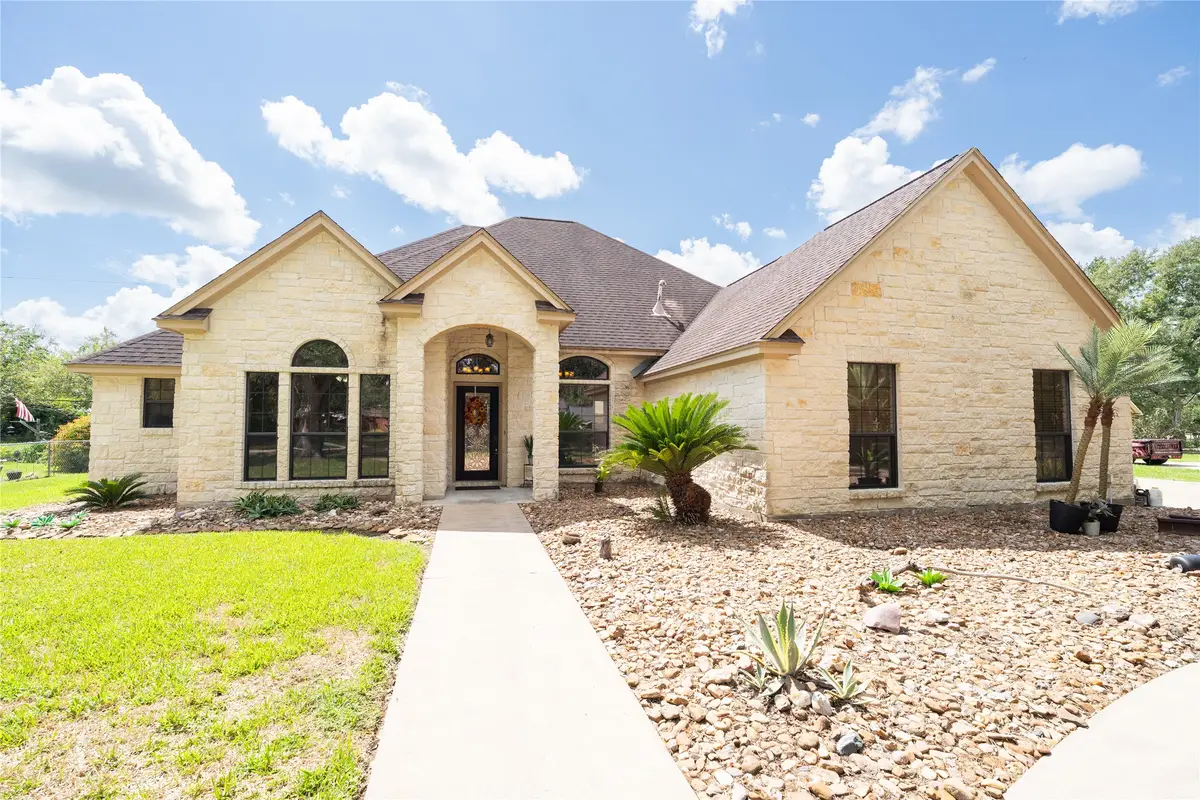 205 W Bronco Bend, Angleton, TX 77515 - #1