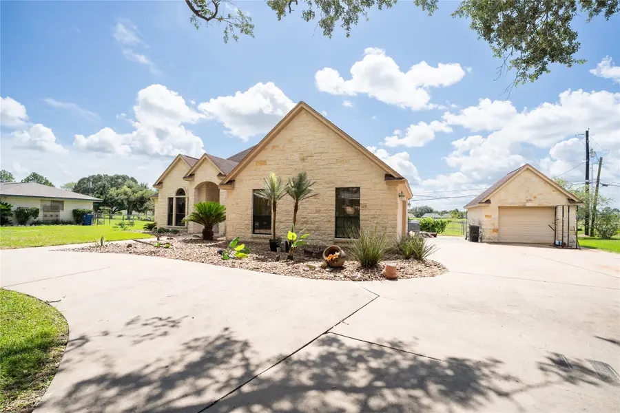 205 W Bronco Bend, Angleton, TX 77515 - #3