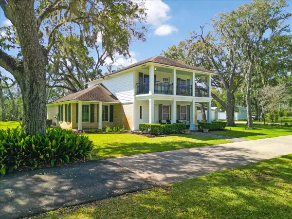 2015 Pecan Ln, Lake Jackson, TX 77566