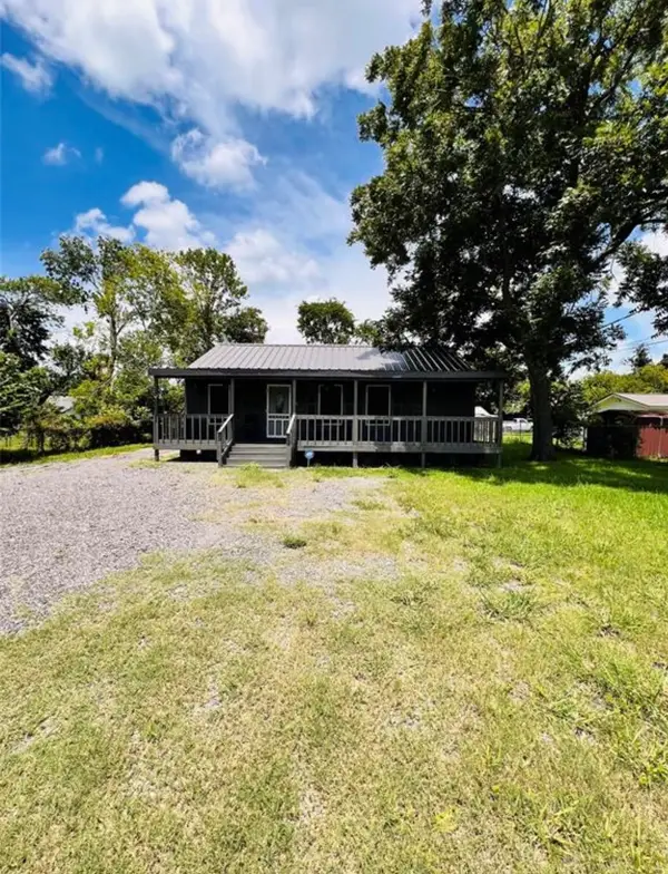 406 Clear Lake Road, Highlands, TX 77562