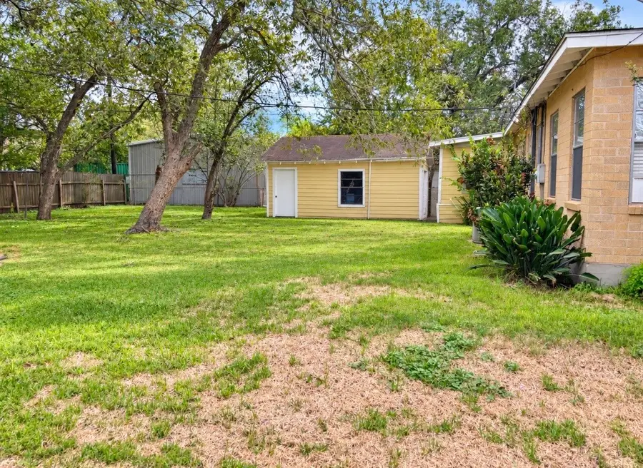 201 Laurel Avenue, Victoria, TX 77901 - #3