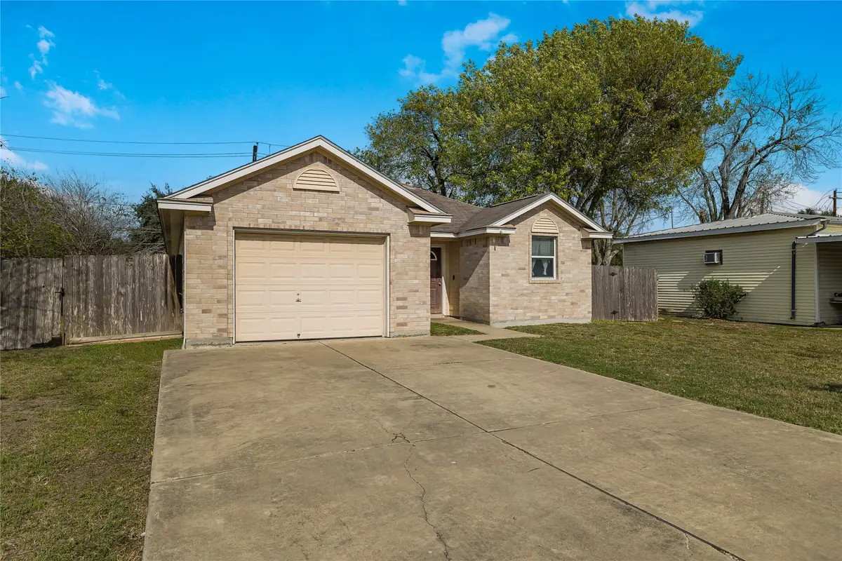 1304 E Polk Avenue, Victoria, TX 77901 - Image #1