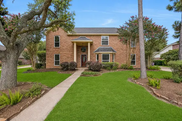 513 Meadow Bend Drive, Friendswood, TX 77546