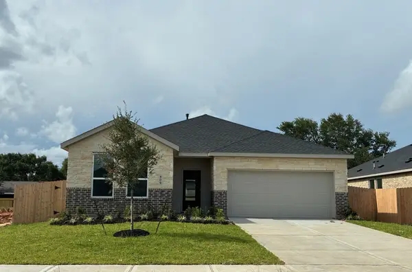 15 Robin Court, Angleton, TX 77515