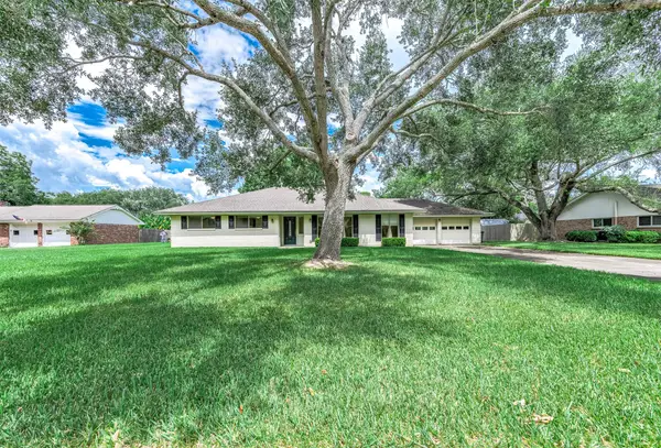 212 E Crestmont Drive, Alvin, TX 77511