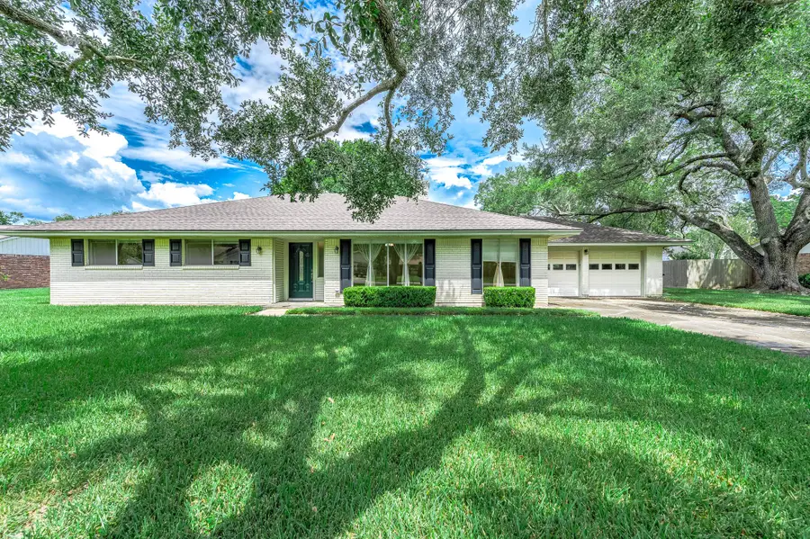 212 E Crestmont Drive, Alvin, TX 77511 - #2