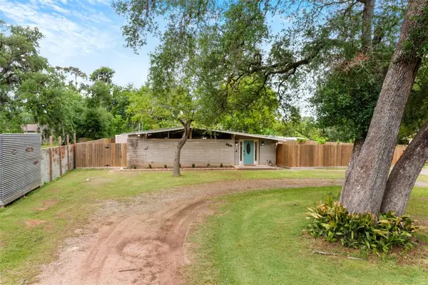 454 Southern Oaks Drive, Lake Jackson, TX 77566