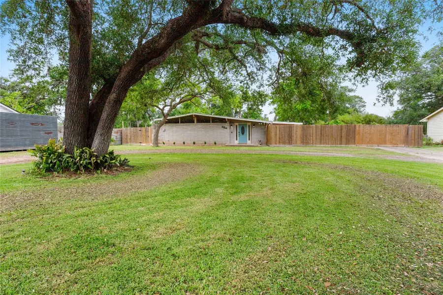 454 Southern Oaks Drive, Lake Jackson, TX 77566 - #2