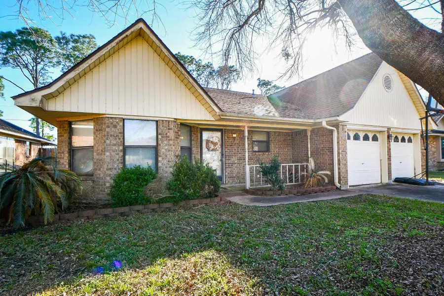 68 Alexander Court, Angleton, TX 77515 - Image #2