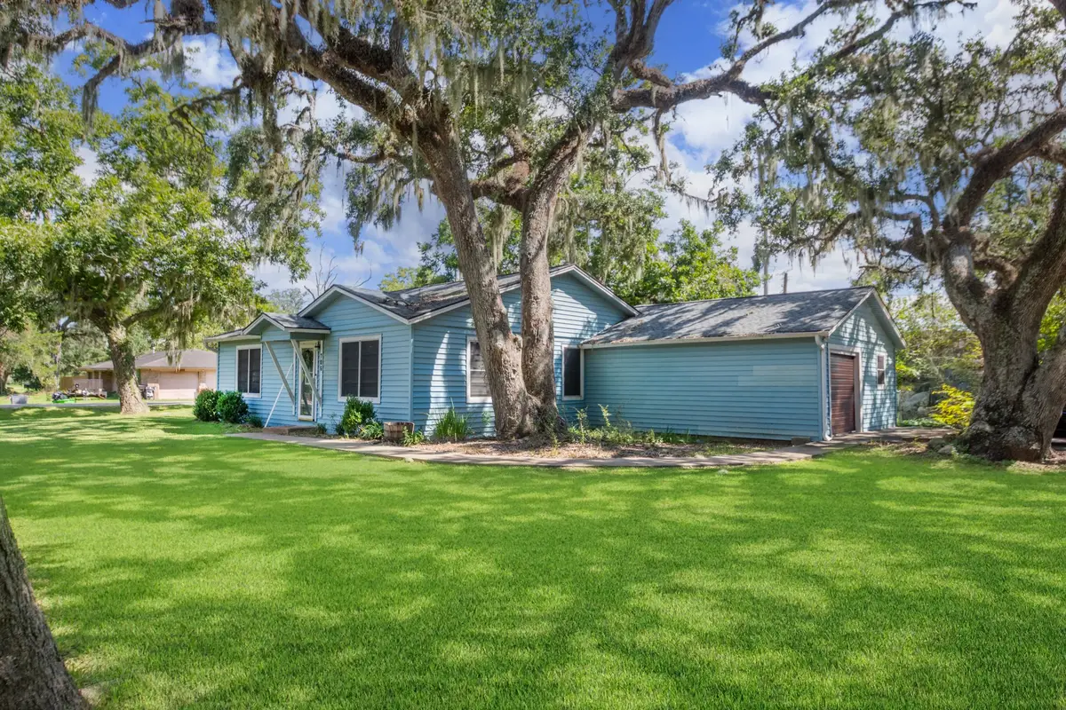 706 E New York Street, Brazoria, TX 77422 - #1