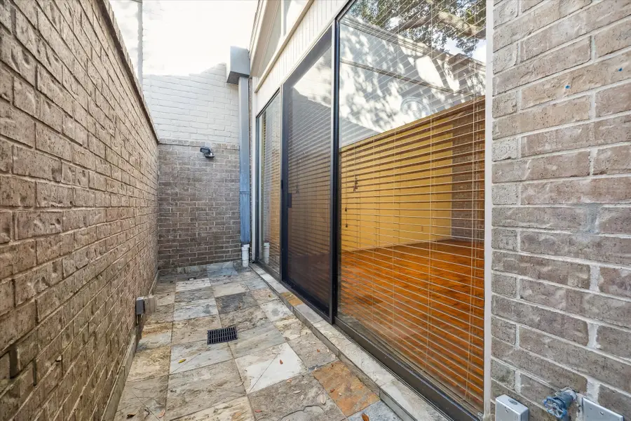 10 S Briar Hollow Lane #90, Houston, TX 77027 - Image #2