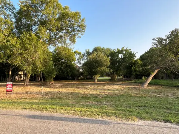 001 Shadylawn Avenue, Shoreacres, TX 77571