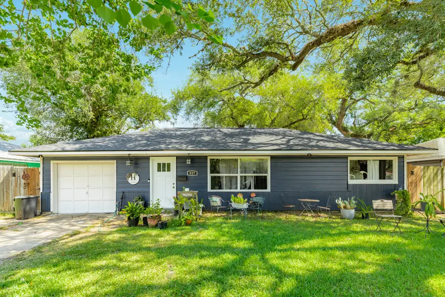 527 Gardenia Street, Lake Jackson, TX 77566 - #3