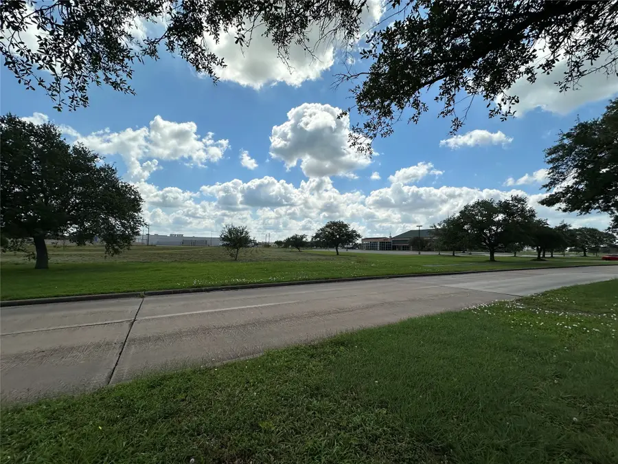 203 Lake Road, Lake Jackson, TX 77566 - Image #3