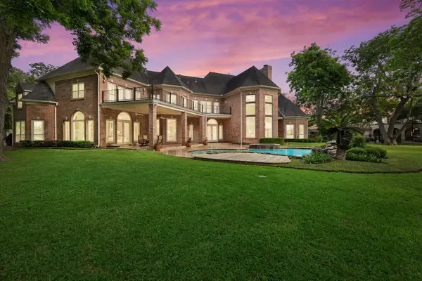 1217 N Horseshoe Drive, Sugar Land, TX 77478