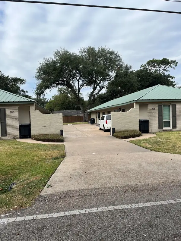 307 N Ormsby Street #205-309, Alvin, TX 77511