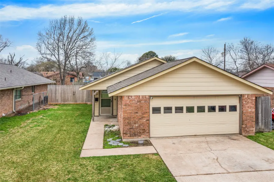 509 N 11th Street, La Porte, TX 77571 - #2