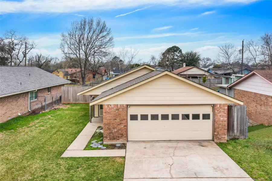 509 N 11th Street, La Porte, TX 77571 - #3