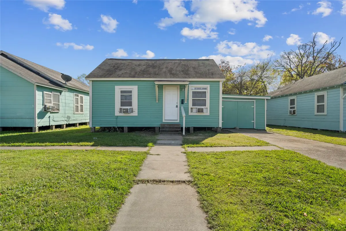 915 4th Avenue N, Texas City, TX 77590 - #1