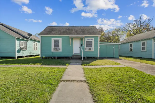 915 4th Avenue N, Texas City, TX 77590