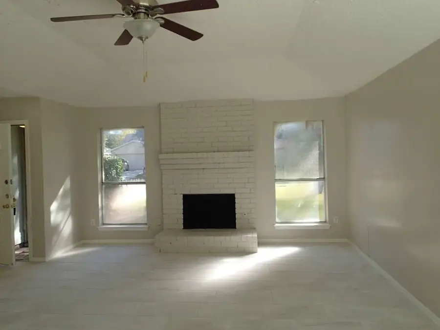 327 Oakdale Drive, Stafford, TX 77477 - Image #2