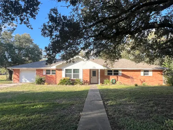 1106 Chapel Lane, El Campo, TX 77437