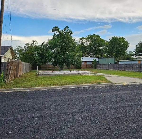 1003 E Virginia Ave, Victoria, TX 77901