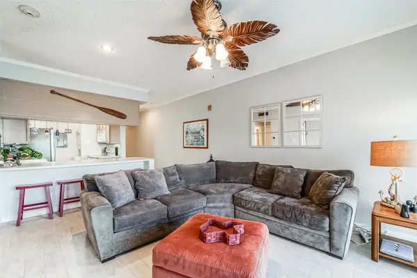 351 Lakeside Lane #209, Houston, TX 77058