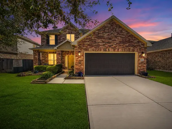 1904 Emerald Breeze Court, Pearland, TX 77089