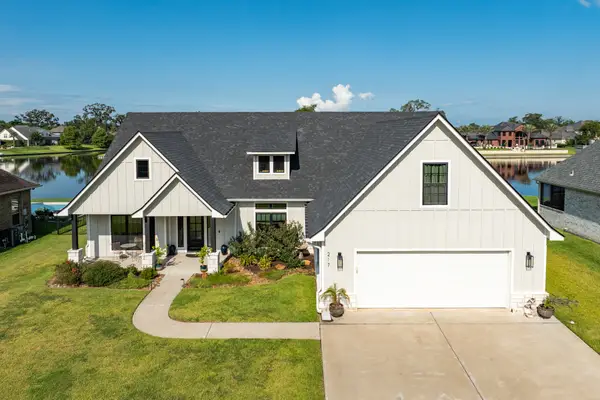 217 Arrowhead Drive, Lake Jackson, TX 77566