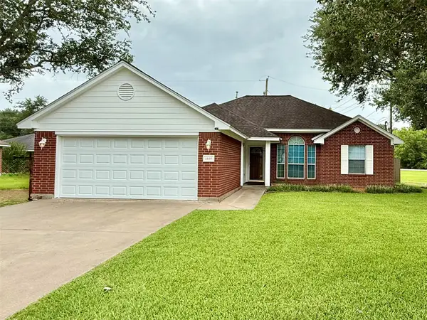 1140 Thomas Drive, Angleton, TX 77515