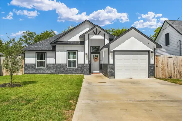 1252 2nd Street, Clute, TX 77531