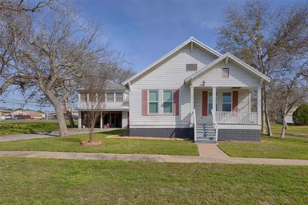 309 Anderson Street, Schulenburg, TX 78956