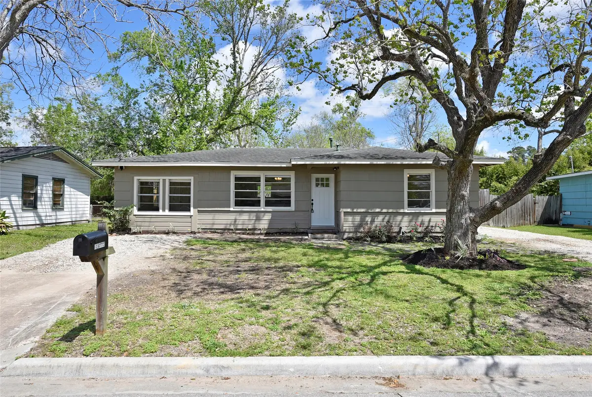 105 W Saunders Street, League City, TX 77573 - #1