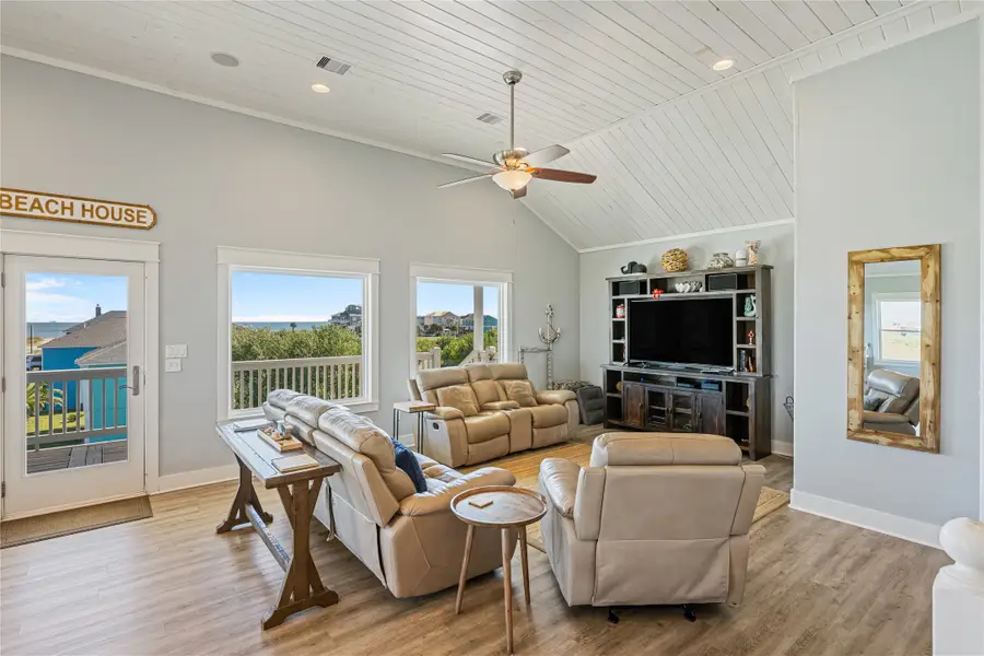 909 Helen Blvd, Crystal Beach, TX 77650 - Image #3