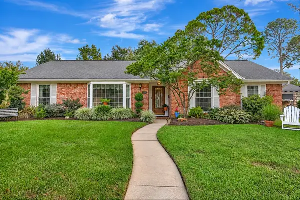 1702 Bowline Road, Houston, TX 77062