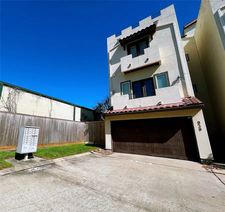 939 Queen Annes Road, Houston, TX 77024 - Image #3