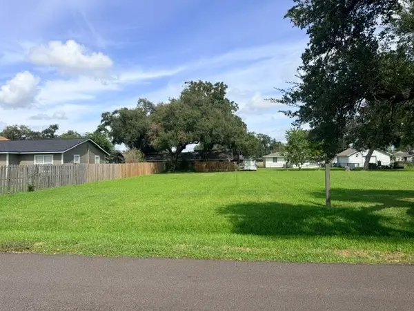 506 Hinken Street, Clute, TX 77531