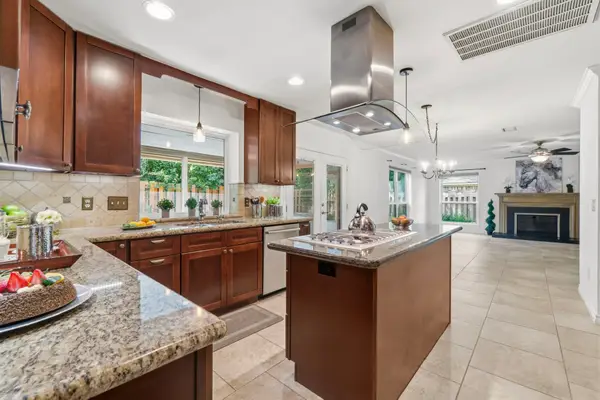 11 Thorn Berry Place, The Woodlands, TX 77381